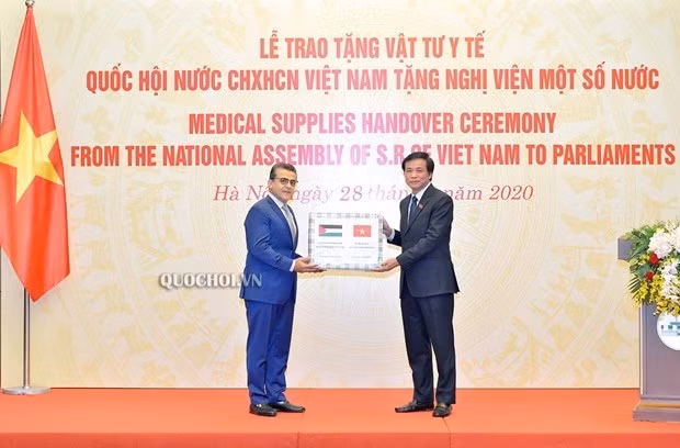 越南国会向非洲和中东国家议会赠送医疗物资 ảnh 1