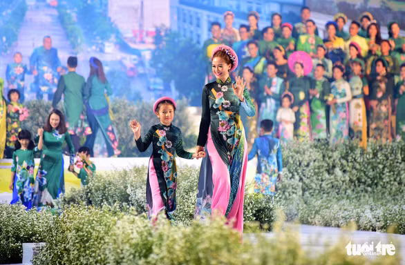 第七次胡志明市奥黛节预计将于9月底举行 ảnh 1