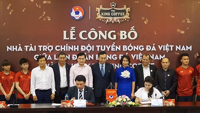 TNI - King Coffee有限公司成为越南国足队的赞助商 ảnh 1