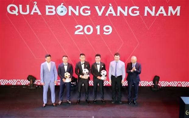 杜雄勇和黄如球员荣获2019年越南金球奖 ảnh 1