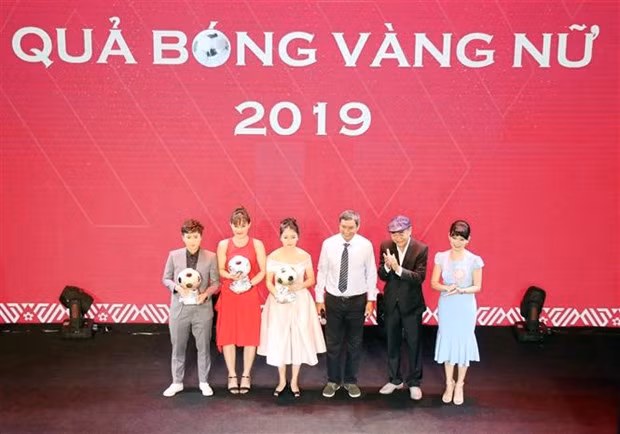 杜雄勇和黄如球员荣获2019年越南金球奖 ảnh 2