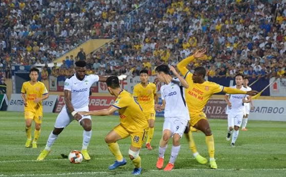 越南足球重回正轨 首场比赛迎来万余名球迷进场观看 ảnh 3