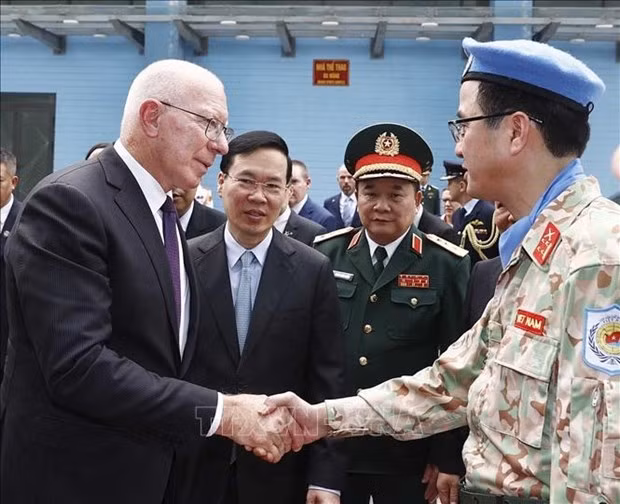 越南国家主席武文赏与澳大利亚总督戴维造访越南维和局 ảnh 1