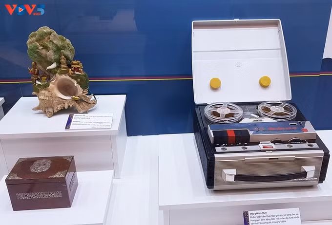 1945至1969年胡志明主席受赠礼物专项展 ảnh 1