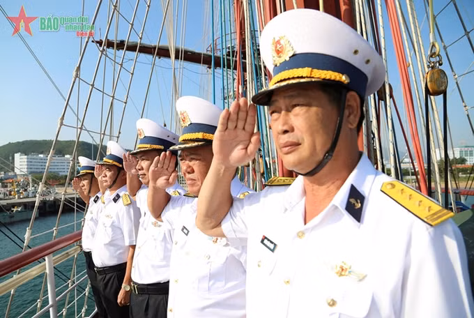 越南海军学院黎贵惇286号帆船抵达芽庄港 圆满结束访问任务 ảnh 1