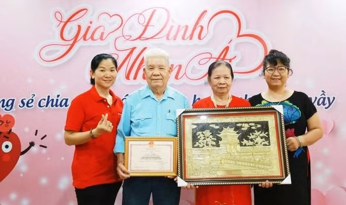 越南国家主席阮春福表彰23年积极组织开展无偿献血宣传活动的老兵 ảnh 1