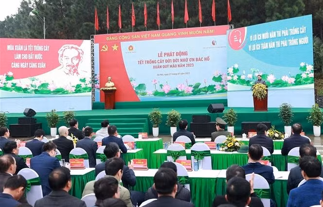 越南总理范明政启动2023年新春植树节 ảnh 1