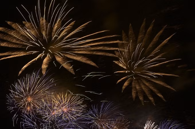 2022年雄王祭祖日暨雄王庙庙会之际烟花高空绽放 ảnh 1