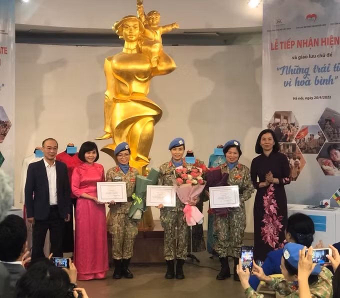 越南妇女博物馆接收“蓝色贝雷帽”女兵捐赠的实物资料 ảnh 2