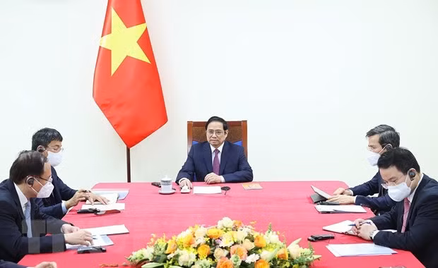 越南政府总理范明政与世界经济论坛执行主席克劳斯·施瓦布通电话 ảnh 1