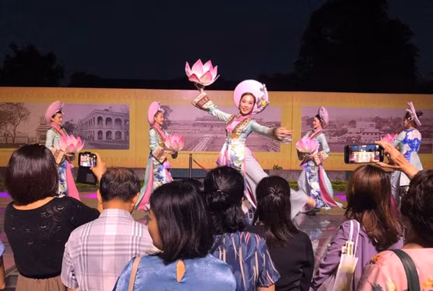 越南旅游：河内重启“升龙皇城解读” 夜游线路 ảnh 1