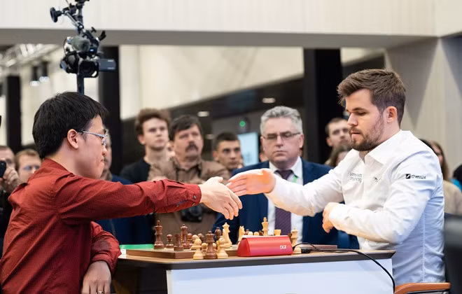 越南棋手黎光廉打败世界象棋之王马格努斯·卡尔森 ảnh 1