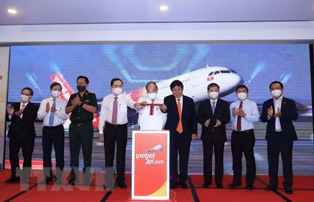 越南国家主席阮春福出席往返芹苴市10条航线复航启动仪式 ảnh 1