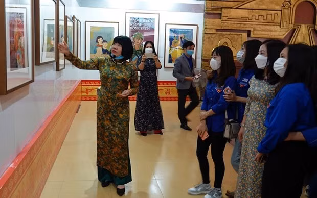 青年沿着胡伯伯足迹的宣传画展在广平省开展 ảnh 1