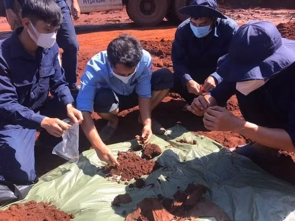 越南第七军区举行在柬牺牲越南志愿军烈士遗骸搜寻归宿工作组出征仪式 ảnh 1