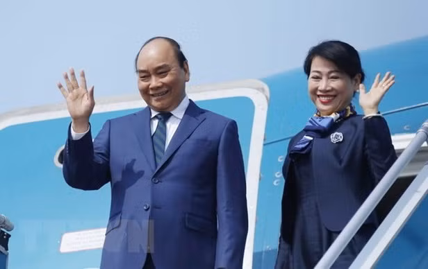 越南国家主席阮春福启程对新加坡进行国事访问 ảnh 1