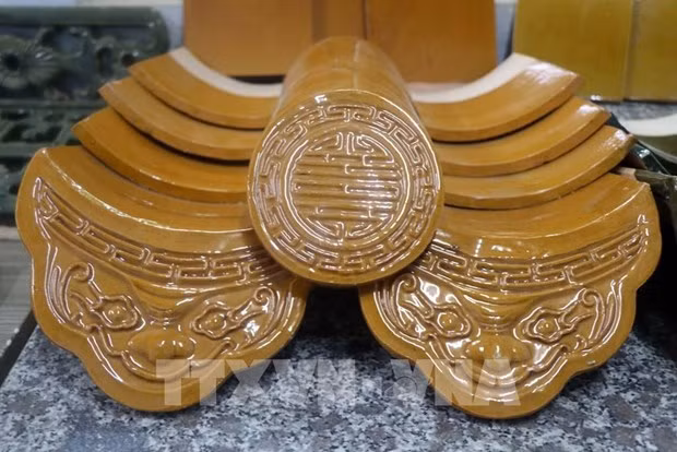 顺化市艺人努力保留皇宫琉璃瓦手工技艺 ảnh 1