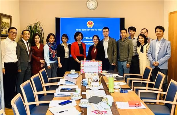 越南驻瑞士大使馆向旅瑞越南人赠送口罩 ảnh 1